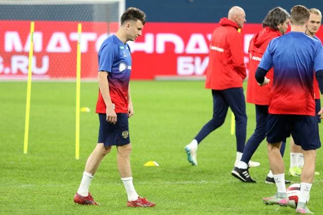 Alexandr Golovin, known as Aleksandr Golovin during an open training session of the Russian national football team before the BetBoom friendly match Russia - Peru at the Gazprom Arena in St. Petersburg. 11 11 2025 MaksimxKonstantinov