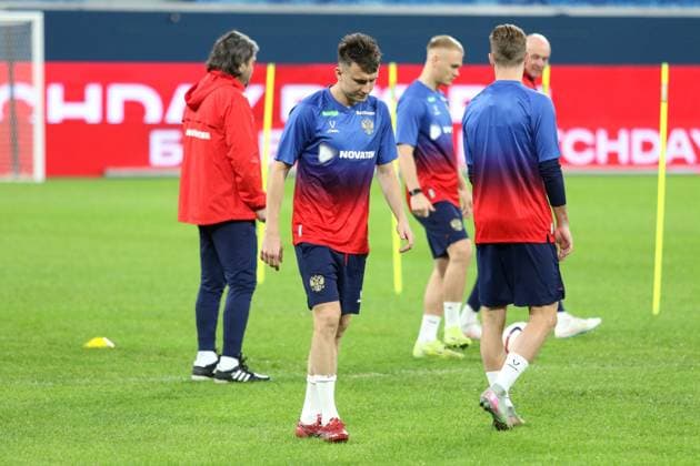 Alexandr Golovin, known as Aleksandr Golovin during an open training session of the Russian national football team before the BetBoom friendly match Russia - Peru at the Gazprom Arena in St. Petersburg. 11 11 2025 MaksimxKonstantinov