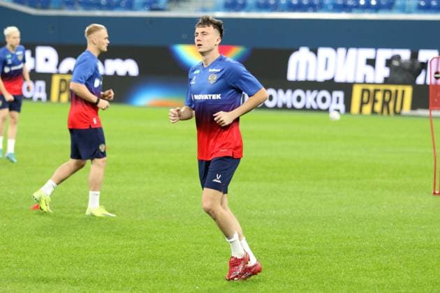 Alexandr Golovin, known as Aleksandr Golovin during an open training session of the Russian national football team before the BetBoom friendly match Russia - Peru at the Gazprom Arena in St. Petersburg. 11 11 2025 MaksimxKonstantinov