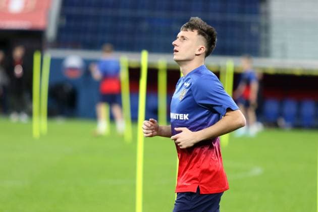 Alexandr Golovin, known as Aleksandr Golovin during an open training session of the Russian national football team before the BetBoom friendly match Russia - Peru at the Gazprom Arena in St. Petersburg. 11 11 2025 MaksimxKonstantinov