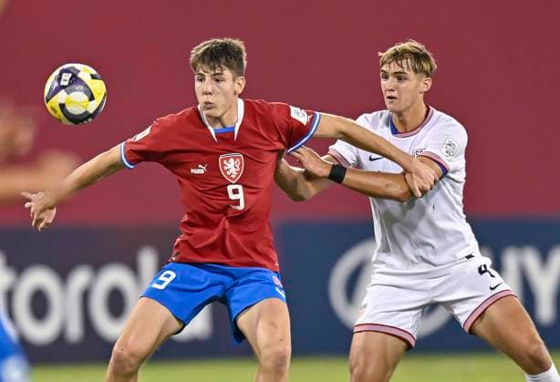 Czechia v USA : Group I - FIFA U-17 World Cup Qatar 2025 Christopher Cupps of the United States and V’t Skrkon Of Czechia in action during the FIFA U-17 World Cup Qatar 2025 Group I match between Czechia v USA in Doha, Qatar, on November 11, 2025. DOHA Qatar Copyright: xNOUSHADxTHEKKAYILx