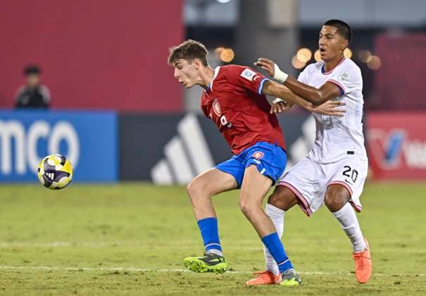 Czechia v USA : Group I - FIFA U-17 World Cup Qatar 2025 Enrique Martinez of the United States and V’t Skrkon Of Czechia in action during the FIFA U-17 World Cup Qatar 2025 Group I match between Czechia v USA in Doha, Qatar, on November 11, 2025. DOHA Qatar Copyright: xNOUSHADxTHEKKAYILx