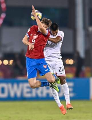Czechia v USA : Group I - FIFA U-17 World Cup Qatar 2025 Enrique Martinez of the United States and V’t Skrkon Of Czechia in action during the FIFA U-17 World Cup Qatar 2025 Group I match between Czechia v USA in Doha, Qatar, on November 11, 2025. DOHA Qatar Copyright: xNOUSHADxTHEKKAYILx