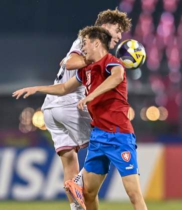 Czechia v USA : Group I - FIFA U-17 World Cup Qatar 2025 Cooper Sanchez of the United States and Jan Jakub Janega Of Czechia in action during the FIFA U-17 World Cup Qatar 2025 Group I match between Czechia v USA in Doha, Qatar, on November 11, 2025. DOHA Qatar Copyright: xNOUSHADxTHEKKAYILx