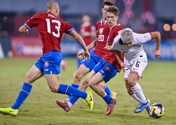 Czechia v USA : Group I - FIFA U-17 World Cup Qatar 2025 Cavan Sullivan of the United States and Sebastian Pech Of Czechia in action during the FIFA U-17 World Cup Qatar 2025 Group I match between Czechia v USA in Doha, Qatar, on November 11, 2025. DOHA Qatar Copyright: xNOUSHADxTHEKKAYILx