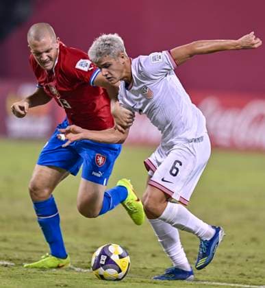 Czechia v USA : Group I - FIFA U-17 World Cup Qatar 2025 Cavan Sullivan of the United States and Sebastian Pech Of Czechia in action during the FIFA U-17 World Cup Qatar 2025 Group I match between Czechia v USA in Doha, Qatar, on November 11, 2025. DOHA Qatar Copyright: xNOUSHADxTHEKKAYILx