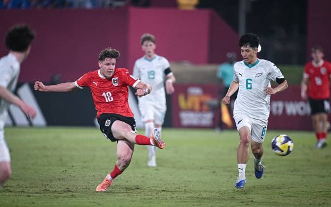 Fussball, Junioren U 17 WM 2025 Doha Katar Vorrunde 11.11.2025 Gruppe L Neuseeland - Oesterreich Luca Weinhandl (li, Oesterreich) gegen Damion Kim (re, Neuseeland)