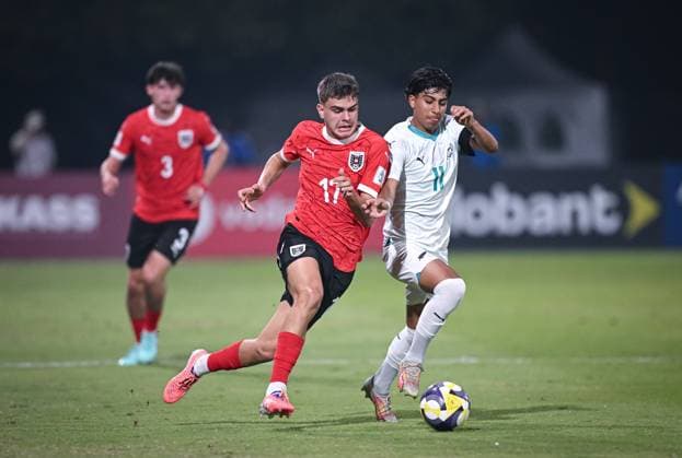 Fussball, Junioren U 17 WM 2025 Doha Katar Vorrunde 11.11.2025 Gruppe L Neuseeland - Oesterreich Filip Aleksic (li, Oesterreich) gegen Matias Nunez (re, Neuseeland)