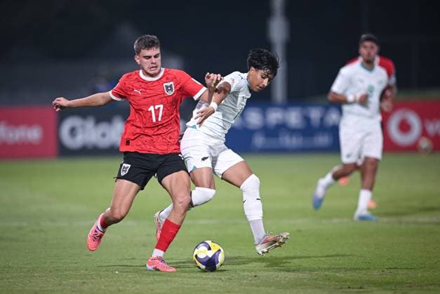 Fussball, Junioren U 17 WM 2025 Doha Katar Vorrunde 11.11.2025 Gruppe L Neuseeland - Oesterreich Filip Aleksic (li, Oesterreich) gegen Matias Nunez (re, Neuseeland)