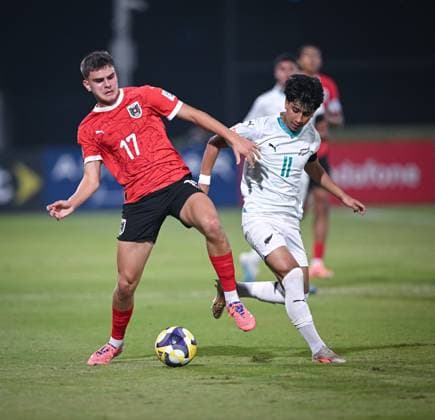 Fussball, Junioren U 17 WM 2025 Doha Katar Vorrunde 11.11.2025 Gruppe L Neuseeland - Oesterreich Filip Aleksic (li, Oesterreich) gegen Matias Nunez (re, Neuseeland)