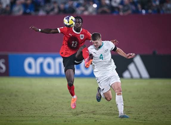 Fussball, Junioren U 17 WM 2025 Doha Katar Vorrunde 11.11.2025 Gruppe L Neuseeland - Oesterreich Kenny Nzogang (li, Oesterreich) gegen Ethan Dyer (re, Neuseeland)