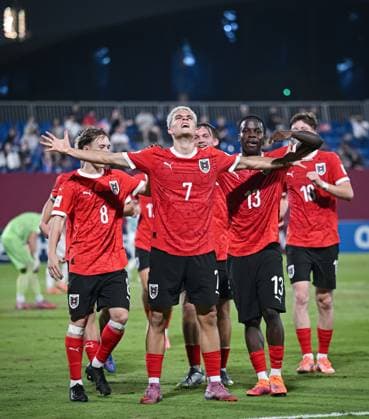 Fussball, Junioren U 17 WM 2025 Doha Katar Vorrunde 11.11.2025 Gruppe L Neuseeland - Oesterreich TEAMJUBEL Oesterreich; Jakob Werner, Torschuetze zum 0-1 Nicolas Jozepovic und Kenny Nzogang (v.li.)