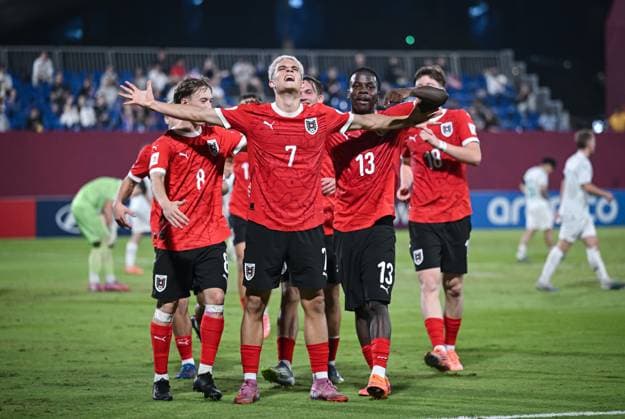 Fussball, Junioren U 17 WM 2025 Doha Katar Vorrunde 11.11.2025 Gruppe L Neuseeland - Oesterreich TEAMJUBEL Oesterreich; Jakob Werner, Torschuetze zum 0-1 Nicolas Jozepovic und Kenny Nzogang (v.li.)