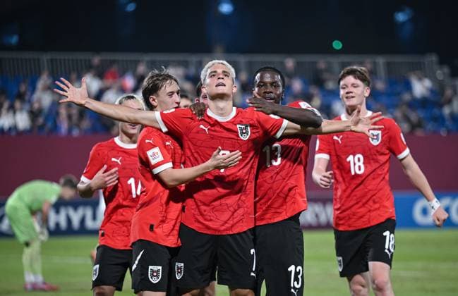 Fussball, Junioren U 17 WM 2025 Doha Katar Vorrunde 11.11.2025 Gruppe L Neuseeland - Oesterreich TEAMJUBEL Oesterreich; Jakob Werner, Torschuetze zum 0-1 Nicolas Jozepovic, Kenny Nzogang und Luca Weinhandl (v.li.)