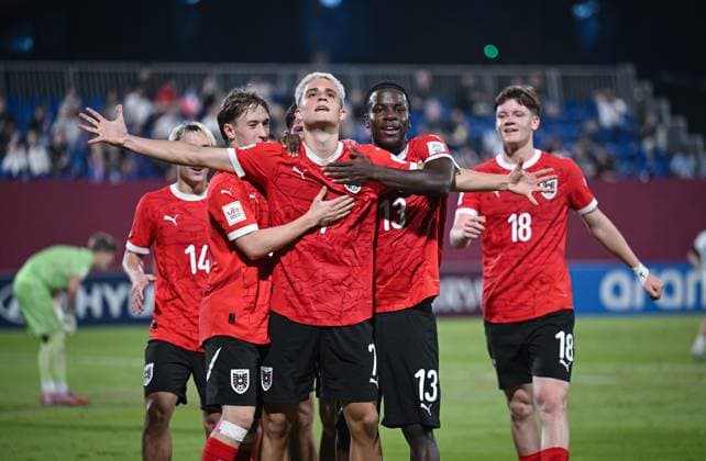 Fussball, Junioren U 17 WM 2025 Doha Katar Vorrunde 11.11.2025 Gruppe L Neuseeland - Oesterreich TEAMJUBEL Oesterreich; Jakob Werner, Torschuetze zum 0-1 Nicolas Jozepovic, Kenny Nzogang und Luca Weinhandl (v.li.)