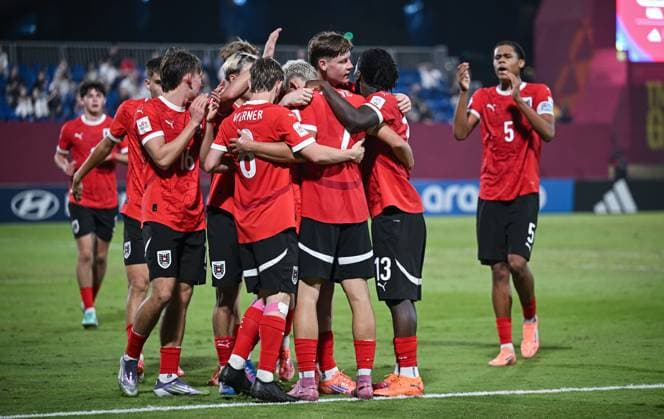 Fussball, Junioren U 17 WM 2025 Doha Katar Vorrunde 11.11.2025 Gruppe L Neuseeland - Oesterreich TEAMJUBEL Oesterreich; Julian Halmich, Jakob Werner, Torschuetze zum 0-1 Nicolas Jozepovic, Luca Weinhandl, Kenny Nzogang und Ifeany Ndukwe (v.li.)