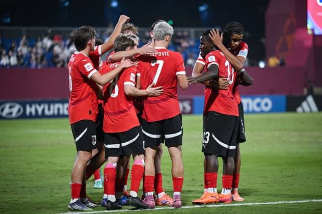 Fussball, Junioren U 17 WM 2025 Doha Katar Vorrunde 11.11.2025 Gruppe L Neuseeland - Oesterreich TEAMJUBEL Oesterreich; Julian Halmich, Jakob Werner, Torschuetze zum 0-1 Nicolas Jozepovic, Kenny Nzogang und Ifeany Ndukwe (v.li.)