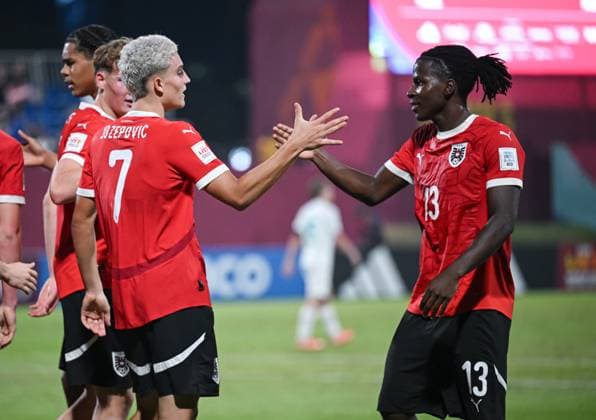 Fussball, Junioren U 17 WM 2025 Doha Katar Vorrunde 11.11.2025 Gruppe L Neuseeland - Oesterreich JUBEL Oesterreich; Torschuetze zum 0-1 Nicolas Jozepovic (li) klatscht Kenny Nzogang (re) ab