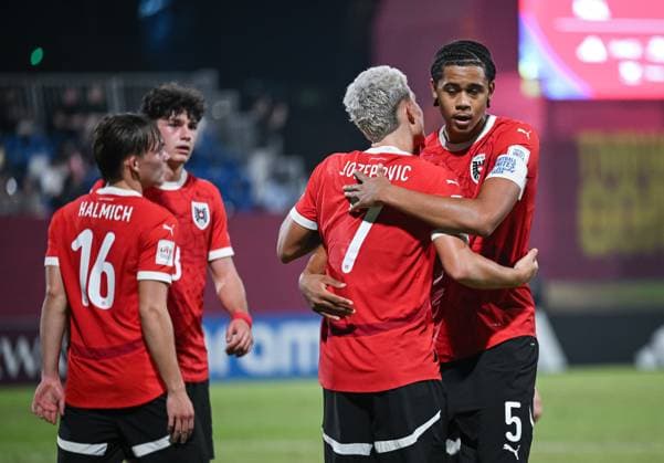 Fussball, Junioren U 17 WM 2025 Doha Katar Vorrunde 11.11.2025 Gruppe L Neuseeland - Oesterreich JUBEL Oesterreich; Torschuetze zum 0-1 Nicolas Jozepovic (2.v.re) umarmt Ifeany Ndukwe (re)