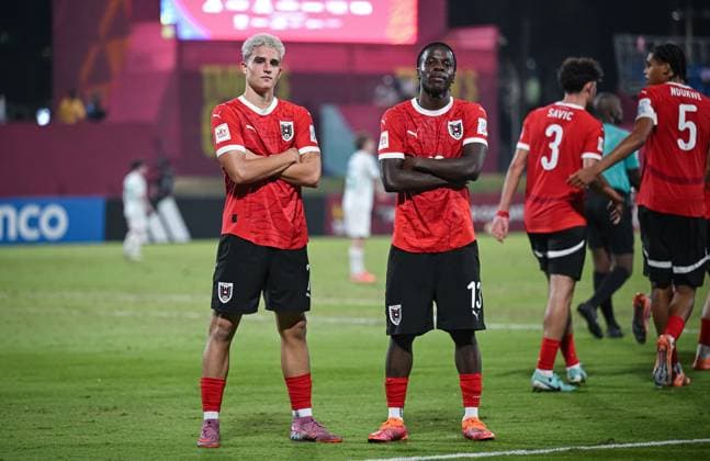 Fussball, Junioren U 17 WM 2025 Doha Katar Vorrunde 11.11.2025 Gruppe L Neuseeland - Oesterreich JUBEL Oesterreich; Torschuetze zum 0-1 Nicolas Jozepovic (li) und Kenny Nzogang (re)
