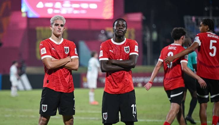 Fussball, Junioren U 17 WM 2025 Doha Katar Vorrunde 11.11.2025 Gruppe L Neuseeland - Oesterreich JUBEL Oesterreich; Torschuetze zum 0-1 Nicolas Jozepovic (li) und Kenny Nzogang (Mitte)