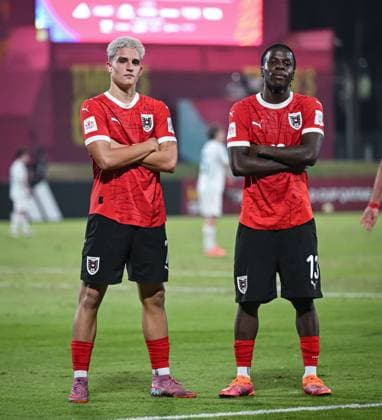 Fussball, Junioren U 17 WM 2025 Doha Katar Vorrunde 11.11.2025 Gruppe L Neuseeland - Oesterreich JUBEL Oesterreich; Torschuetze zum 0-1 Nicolas Jozepovic (li) und Kenny Nzogang (re)