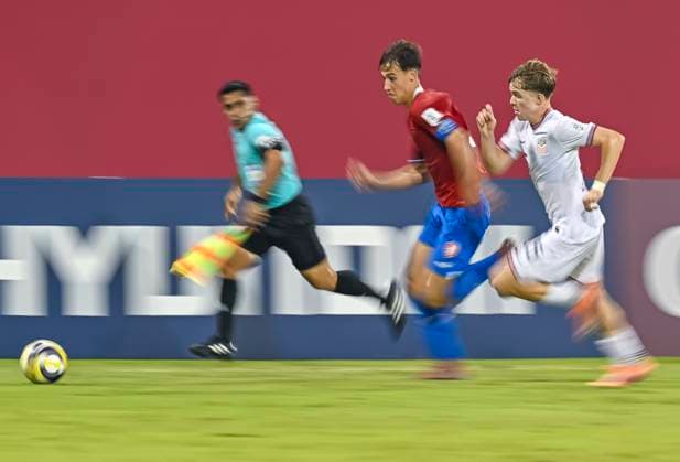 Czechia v USA : Group I - FIFA U-17 World Cup Qatar 2025 Cooper Sanchez (R) of the United States and Martin Kovar Of Czechia in action during the FIFA U-17 World Cup Qatar 2025 Group I match between Czechia v USA in Doha, Qatar, on November 11, 2025. DOHA Qatar Copyright: xNOUSHADxTHEKKAYILx