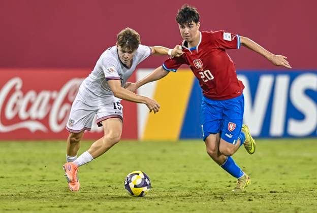 Czechia v USA : Group I - FIFA U-17 World Cup Qatar 2025 Cooper Sanchez (L) of the United States and Martin Palascak Of Czechia in action during the FIFA U-17 World Cup Qatar 2025 Group I match between Czechia v USA in Doha, Qatar, on November 11, 2025. DOHA Qatar Copyright: xNOUSHADxTHEKKAYILx