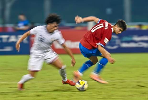 Czechia v USA : Group I - FIFA U-17 World Cup Qatar 2025 Cooper Sanchez (L) of the United States and Petr Potmsil Of Czechia in action during the FIFA U-17 World Cup Qatar 2025 Group I match between Czechia v USA in Doha, Qatar, on November 11, 2025. DOHA Qatar Copyright: xNOUSHADxTHEKKAYILx