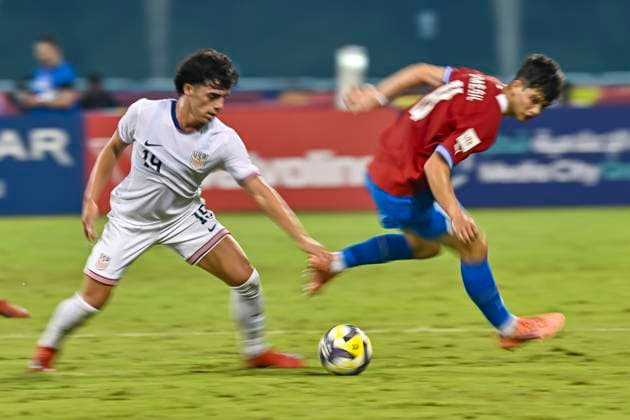 Czechia v USA : Group I - FIFA U-17 World Cup Qatar 2025 Cooper Sanchez (L) of the United States and Petr Potmsil Of Czechia in action during the FIFA U-17 World Cup Qatar 2025 Group I match between Czechia v USA in Doha, Qatar, on November 11, 2025. DOHA Qatar Copyright: xNOUSHADxTHEKKAYILx