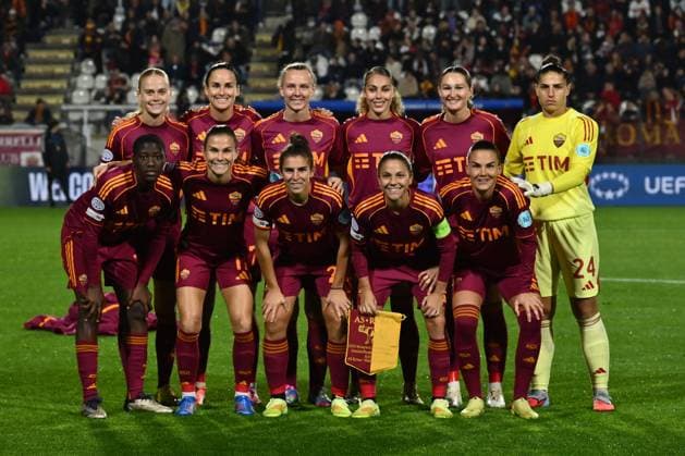 CALCIO - Champions League Women - AS Roma vs Valerenga Fotball Damer A.S. Roma Femminile players pose for a team photo during the Women s Champions League Matchday 3 between A.S. Roma and Valerenga Fotball Damer at the Tre Fontane Stadium on November 11, 2025 in Rome, Italy. Rome Italy  Copyright: xIPAxSport ABACAx