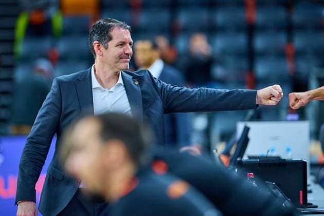 Portrait, Portraet, Freisteller von Ty Harrelson (ratiopharm ulm, Head Coach), enttaeuscht, Enttaeuschung,spannt, gut gelaunt vor Spielbeginn GER, ratiopharm ulm vs. Cosea JL Bourg-en-Bresse, Basketball, 7. Spieltag, BKT EuroCup, Spielzeit 2025 2026, 11.11.2025 GER, ratiopharm ulm vs. Cosea JL Bourg-en-Bresse, Basketball, 7. Spieltag, BKT EuroCup, Spielzeit 2025 2026, 11.11.2025 Neu-Ulm Copyright: xEibner-Pressefoto GeraldxOelze-dexStoppanyx EP_ODS