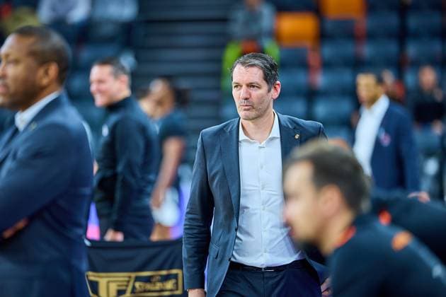 Portrait, Portraet, Freisteller von Ty Harrelson (ratiopharm ulm, Head Coach), nachdenklich vor Spielbeginn GER, ratiopharm ulm vs. Cosea JL Bourg-en-Bresse, Basketball, 7. Spieltag, BKT EuroCup, Spielzeit 2025 2026, 11.11.2025 GER, ratiopharm ulm vs. Cosea JL Bourg-en-Bresse, Basketball, 7. Spieltag, BKT EuroCup, Spielzeit 2025 2026, 11.11.2025 Neu-Ulm Copyright: xEibner-Pressefoto GeraldxOelze-dexStoppanyx EP_ODS