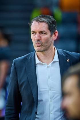 Portrait, Portraet, Freisteller von Ty Harrelson (ratiopharm ulm, Head Coach), nachdenkich, vor Spielbeginn GER, ratiopharm ulm vs. Cosea JL Bourg-en-Bresse, Basketball, 7. Spieltag, BKT EuroCup, Spielzeit 2025 2026, 11.11.2025 GER, ratiopharm ulm vs. Cosea JL Bourg-en-Bresse, Basketball, 7. Spieltag, BKT EuroCup, Spielzeit 2025 2026, 11.11.2025 Neu-Ulm Copyright: xEibner-Pressefoto GeraldxOelze-dexStoppanyx EP_ODS