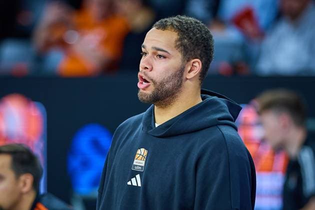 Portrait, Portraet, Freisteller von Christopher Ledlum (ratiopharm ulm, 04), verletzt vor Spielbeginn GER, ratiopharm ulm vs. Cosea JL Bourg-en-Bresse, Basketball, 7. Spieltag, BKT EuroCup, Spielzeit 2025 2026, 11.11.2025 GER, ratiopharm ulm vs. Cosea JL Bourg-en-Bresse, Basketball, 7. Spieltag, BKT EuroCup, Spielzeit 2025 2026, 11.11.2025 Neu-Ulm Copyright: xEibner-Pressefoto GeraldxOelze-dexStoppanyx EP_ODS