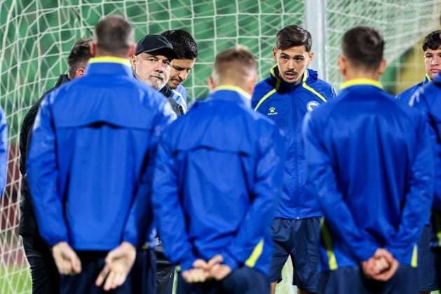 Bosnia and Herzegovina training session: FIFA World Cup, WM, Weltmeisterschaft, Fussball 2026 Qualifiers Head Coach of Bosnia and Herzegovina Sergej Barbarez during the training session at Kosevo Stadium in Sarajevo, Bosnia and Herzegovina, on November 11, 2025.  ArminxDurgut PIXSELL