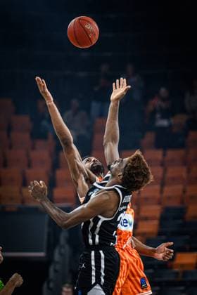 Malik Osborne (ratiopharm ulm) und Kevin Kokila (Cosea JL Bourg-en-Bresse) im Zweikampf waehrend des EuroCup spiels zwischen ratiopharm ulm v Cosea JL Bourg-en-Bresse in der ratiopharm Arena am 11. November 2025 in Neu-Ulm, Deutschland. (Foto von Harry Langer DeFodi Images) +++ Malik Osborne (ratiopharm ulm) und Kevin Kokila (Cosea JL Bourg-en-Bresse) battle for the ball during the EuroCup match between ratiopharm ulm v Cosea JL Bourg-en-Bresse at ratiopharm Arena on November 11, 2025 in Neu-Ulm, Germany. (Photo by Harry Langer DeFodi Images) (Photo by Harry Langer DeFodi Images) Malik Osborne ratiopharm ulm and Kevin Kokila Cosea JL Bourg en Bresse battle for the ball during the EuroCup match between ratiopharm ulm v Cosea JL Bourg en Bresse at ratiopharm Arena on November 11, 2025 in Neu Ulm, Germany, Germany Photo by Harry Langer DeFodi Images Malik Osborne ratiopharm ulm and Kevin Kokila Cosea JL Bourg en Bresse battle for the ball during the EuroCup match between ratiopharm ulm v Cosea JL Bourg en Bresse at ratiopharm Arena on November 11, 2025 in Neu Ulm, Germany Photo by Harry Langer DeFodi Images Photo by Harry Langer DeFodi Images