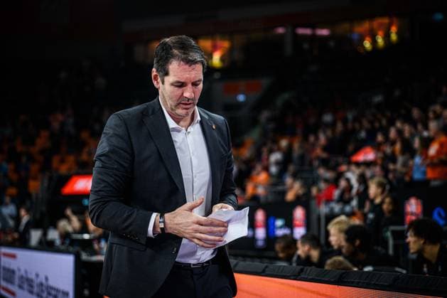 Head Coach Ty Harrelson (ratiopharm ulm) Schaut waehrend des EuroCup spiels zwischen ratiopharm ulm v Cosea JL Bourg-en-Bresse in der ratiopharm Arena am 11. November 2025 in Neu-Ulm, Deutschland. (Foto von Harry Langer DeFodi Images) +++ Head Coach Ty Harrelson (ratiopharm ulm) Looks on during the EuroCup match between ratiopharm ulm v Cosea JL Bourg-en-Bresse at ratiopharm Arena on November 11, 2025 in Neu-Ulm, Germany. (Photo by Harry Langer DeFodi Images) (Photo by Harry Langer DeFodi Images) Head Coach Ty Harrelson ratiopharm ulm Looks on during the EuroCup match between ratiopharm ulm v Cosea JL Bourg en Bresse at the ratiopharm Arena on November 11, 2025 in Neu Ulm, Germany, Germany Photo by Harry Langer DeFodi Images Head Coach Ty Harrelson ratiopharm ulm Looks on during the EuroCup match between ratiopharm ulm v Cosea JL Bourg en Bresse at ratiopharm Arena on November 11, 2025 in Neu Ulm, Germany Photo by Harry Langer DeFodi Images Photo by Harry Langer DeFodi Images