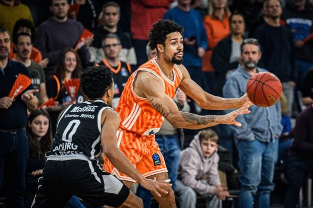 Darius McGhee (Cosea JL Bourg-en-Bresse) und Len Schoormann (ratiopharm ulm) im Zweikampf waehrend des EuroCup spiels zwischen ratiopharm ulm v Cosea JL Bourg-en-Bresse in der ratiopharm Arena am 11. November 2025 in Neu-Ulm, Deutschland. (Foto von Harry Langer DeFodi Images) +++ Darius McGhee (Cosea JL Bourg-en-Bresse) und Len Schoormann (ratiopharm ulm) battle for the ball during the EuroCup match between ratiopharm ulm v Cosea JL Bourg-en-Bresse at ratiopharm Arena on November 11, 2025 in Neu-Ulm, Germany. (Photo by Harry Langer DeFodi Images) (Photo by Harry Langer DeFodi Images) Darius McGhee Cosea JL Bourg en Bresse and Len Schoormann ratiopharm ulm battle for the ball during the EuroCup match between ratiopharm ulm v Cosea JL Bourg en Bresse at ratiopharm Arena on November 11, 2025 in Neu Ulm, Germany, Germany Photo by Harry Langer DeFodi Images Darius McGhee Cosea JL Bourg en Bresse and Len Schoormann ratiopharm ulm battle for the ball during the EuroCup match between ratiopharm ulm v Cosea JL Bourg en Bresse at ratiopharm Arena on November 11, 2025 in Neu Ulm, Germany Photo by Harry Langer DeFodi Images Photo by Harry Langer DeFodi Images
