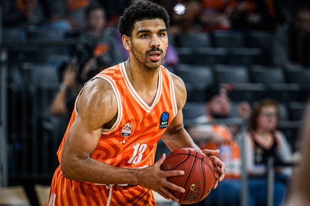 Mark Smith (ratiopharm ulm) in Aktion, am Ball, Einzelaktion waehrend des EuroCup spiels zwischen ratiopharm ulm v Cosea JL Bourg-en-Bresse in der ratiopharm Arena am 11. November 2025 in Neu-Ulm, Deutschland. (Foto von Harry Langer DeFodi Images) +++ Mark Smith (ratiopharm ulm) controls the Ball during the EuroCup match between ratiopharm ulm v Cosea JL Bourg-en-Bresse at ratiopharm Arena on November 11, 2025 in Neu-Ulm, Germany. (Photo by Harry Langer DeFodi Images) (Photo by Harry Langer DeFodi Images) Mark Smith ratiopharm ulm in action, on the ball, individual action during the EuroCup match between ratiopharm ulm v Cosea JL Bourg en Bresse at ratiopharm Arena on November 11, 2025 in Neu Ulm, Germany Photo by Harry Langer DeFodi Images Mark Smith ratiopharm ulm controls the Ball during the EuroCup match between ratiopharm ulm v Cosea JL Bourg en Bresse at ratiopharm Arena on November 11, 2025 in Neu Ulm, Germany Photo by Harry Langer DeFodi Images Photo by Harry Langer DeFodi Images