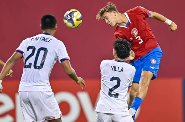 Czechia v USA : Group I - FIFA U-17 World Cup Qatar 2025 Juan Villa (2-R) of the United States and Maty‡s Syrov‡tka Of Czechia in action during the FIFA U-17 World Cup Qatar 2025 Group I match between Czechia v USA in Doha, Qatar, on November 11, 2025. DOHA Qatar Copyright: xNOUSHADxTHEKKAYILx
