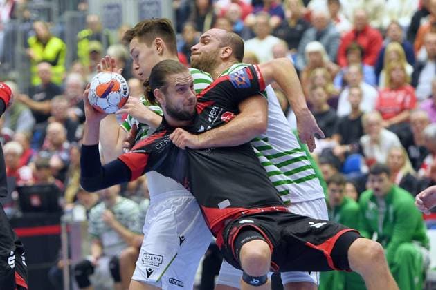 Olle Forsell Schefvert (MT Melsungen 25) (am Ball), David Debreczeni (FTC-Green Collect 23) (R), Miklos Karai (FTC-Green Collect 34) (hinten) , GER, MT Melsungen - Ferencvarosi Torna Club Green Collect Budapest (HUN)l, Handball, EHF European League Maenner, Group Matches, Saison 2025 2026, 11.11.2025, GER, MT Melsungen - FTC-Green Collect, Handball, EHF Maenner, Group Matches, Saison 2025 2026, 11.11.2025 Kassel Copyright: xEibner-Pressefotox xRolandxSippex EP_RSL