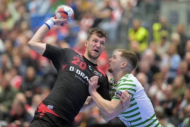 Uladsislau Kulesch (MT Melsungen 20) (am Ball), Viktor Prainer (FTC-Green Collect 44) (R) , GER, MT Melsungen - Ferencvarosi Torna Club Green Collect Budapest (HUN)l, Handball, EHF European League Maenner, Group Matches, Saison 2025 2026, 11.11.2025, GER, MT Melsungen - FTC-Green Collect, Handball, EHF Maenner, Group Matches, Saison 2025 2026, 11.11.2025 Kassel Copyright: xEibner-Pressefotox xRolandxSippex EP_RSL