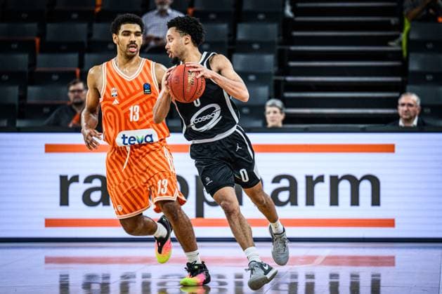 Mark Smith (ratiopharm ulm) und Darius McGhee (Cosea JL Bourg-en-Bresse) im Zweikampf waehrend des EuroCup spiels zwischen ratiopharm ulm v Cosea JL Bourg-en-Bresse in der ratiopharm Arena am 11. November 2025 in Neu-Ulm, Deutschland. (Foto von Harry Langer DeFodi Images) +++ Mark Smith (ratiopharm ulm) und Darius McGhee (Cosea JL Bourg-en-Bresse) battle for the ball during the EuroCup match between ratiopharm ulm v Cosea JL Bourg-en-Bresse at ratiopharm Arena on November 11, 2025 in Neu-Ulm, Germany. (Photo by Harry Langer DeFodi Images) (Photo by Harry Langer DeFodi Images) Mark Smith ratiopharm ulm and Darius McGhee Cosea JL Bourg en Bresse battle for the ball during the EuroCup match between ratiopharm ulm v Cosea JL Bourg en Bresse at ratiopharm Arena on November 11, 2025 in Neu Ulm, Germany, Germany Photo by Harry Langer DeFodi Images Mark Smith ratiopharm ulm and Darius McGhee Cosea JL Bourg en Bresse battle for the ball during the EuroCup match between ratiopharm ulm v Cosea JL Bourg en Bresse at ratiopharm Arena on November 11, 2025 in Neu Ulm, Germany Photo by Harry Langer DeFodi Images Photo by Harry Langer DeFodi Images