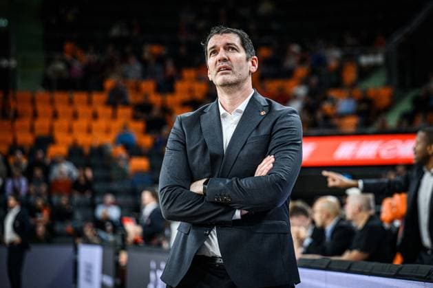 Head Coach Ty Harrelson (ratiopharm ulm) Schaut waehrend des EuroCup spiels zwischen ratiopharm ulm v Cosea JL Bourg-en-Bresse in der ratiopharm Arena am 11. November 2025 in Neu-Ulm, Deutschland. (Foto von Harry Langer DeFodi Images) +++ Head Coach Ty Harrelson (ratiopharm ulm) Looks on during the EuroCup match between ratiopharm ulm v Cosea JL Bourg-en-Bresse at ratiopharm Arena on November 11, 2025 in Neu-Ulm, Germany. (Photo by Harry Langer DeFodi Images) (Photo by Harry Langer DeFodi Images) Head Coach Ty Harrelson ratiopharm ulm Looks on during the EuroCup match between ratiopharm ulm v Cosea JL Bourg en Bresse at the ratiopharm Arena on November 11, 2025 in Neu Ulm, Germany, Germany Photo by Harry Langer DeFodi Images Head Coach Ty Harrelson ratiopharm ulm Looks on during the EuroCup match between ratiopharm ulm v Cosea JL Bourg en Bresse at ratiopharm Arena on November 11, 2025 in Neu Ulm, Germany Photo by Harry Langer DeFodi Images Photo by Harry Langer DeFodi Images