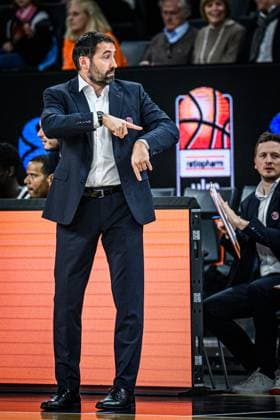 Frederic Fauthoux (Cosea JL Bourg-en-Bresse) gestikuliert, gestik waehrend des EuroCup spiels zwischen ratiopharm ulm v Cosea JL Bourg-en-Bresse in der ratiopharm Arena am 11. November 2025 in Neu-Ulm, Deutschland. (Foto von Harry Langer DeFodi Images) +++ Frederic Fauthoux (Cosea JL Bourg-en-Bresse) gestures during the EuroCup match between ratiopharm ulm v Cosea JL Bourg-en-Bresse at ratiopharm Arena on November 11, 2025 in Neu-Ulm, Germany. (Photo by Harry Langer DeFodi Images) (Photo by Harry Langer DeFodi Images) Frederic Fauthoux Cosea JL Bourg en Bresse gestures during the EuroCup match between ratiopharm ulm v Cosea JL Bourg en Bresse at ratiopharm Arena on November 11, 2025 in Neu Ulm, Germany, Germany Photo by Harry Langer DeFodi Images Frederic Fauthoux Cosea JL Bourg en Bresse gestures during the EuroCup match between ratiopharm ulm v Cosea JL Bourg en Bresse at ratiopharm Arena on November 11, 2025 in Neu Ulm, Germany Photo by Harry Langer DeFodi Images Photo by Harry Langer DeFodi Images