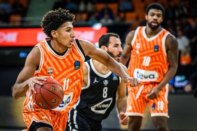 Meissa Faye (ratiopharm ulm) und Antony Labanca (Cosea JL Bourg-en-Bresse) im Zweikampf waehrend des EuroCup spiels zwischen ratiopharm ulm v Cosea JL Bourg-en-Bresse in der ratiopharm Arena am 11. November 2025 in Neu-Ulm, Deutschland. (Foto von Harry Langer DeFodi Images) +++ Meissa Faye (ratiopharm ulm) und Antony Labanca (Cosea JL Bourg-en-Bresse) battle for the ball during the EuroCup match between ratiopharm ulm v Cosea JL Bourg-en-Bresse at ratiopharm Arena on November 11, 2025 in Neu-Ulm, Germany. (Photo by Harry Langer DeFodi Images) (Photo by Harry Langer DeFodi Images) Meissa Faye ratiopharm ulm and Antony Labanca Cosea JL Bourg en Bresse battle for the ball during the EuroCup match between ratiopharm ulm v Cosea JL Bourg en Bresse at ratiopharm Arena on November 11, 2025 in Neu Ulm, Germany, Germany Photo by Harry Langer DeFodi Images Meissa Faye ratiopharm ulm and Antony Labanca Cosea JL Bourg en Bresse battle for the ball during the EuroCup match between ratiopharm ulm v Cosea JL Bourg en Bresse at ratiopharm Arena on November 11, 2025 in Neu Ulm, Germany Photo by Harry Langer DeFodi Images Photo by Harry Langer DeFodi Images