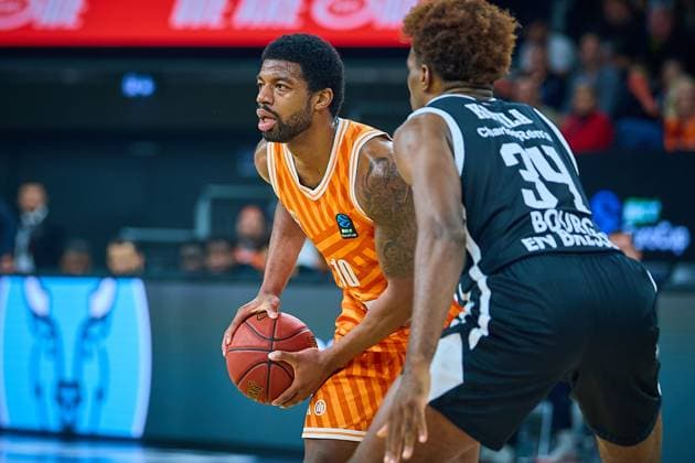 Malik Osborne (ratiopharm ulm, 10) im Spielaufbau gegen Kevin Kokila (Cosea JL Bourg-en-Bresse, 34) GER, ratiopharm ulm vs. Cosea JL Bourg-en-Bresse, Basketball, 7. Spieltag, BKT EuroCup, Spielzeit 2025 2026, 11.11.2025 GER, ratiopharm ulm vs. Cosea JL Bourg-en-Bresse, Basketball, 7. Spieltag, BKT EuroCup, Spielzeit 2025 2026, 11.11.2025 Neu-Ulm Copyright: xEibner-Pressefoto GeraldxOelze-dexStoppanyx EP_ODS