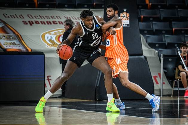 Yvann Mbaya (Cosea JL Bourg-en-Bresse) und Malik Osborne (ratiopharm ulm) im Zweikampf waehrend des EuroCup spiels zwischen ratiopharm ulm v Cosea JL Bourg-en-Bresse in der ratiopharm Arena am 11. November 2025 in Neu-Ulm, Deutschland. (Foto von Harry Langer DeFodi Images) +++ Yvann Mbaya (Cosea JL Bourg-en-Bresse) und Malik Osborne (ratiopharm ulm) battle for the ball during the EuroCup match between ratiopharm ulm v Cosea JL Bourg-en-Bresse at ratiopharm Arena on November 11, 2025 in Neu-Ulm, Germany. (Photo by Harry Langer DeFodi Images) (Photo by Harry Langer DeFodi Images) Yvann Mbaya Cosea JL Bourg en Bresse and Malik Osborne ratiopharm ulm battle for the ball during the EuroCup match between ratiopharm ulm v Cosea JL Bourg en Bresse at ratiopharm Arena on November 11, 2025 in Neu Ulm, Germany, Germany Photo by Harry Langer DeFodi Images Yvann Mbaya Cosea JL Bourg en Bresse and Malik Osborne ratiopharm ulm battle for the ball during the EuroCup match between ratiopharm ulm v Cosea JL Bourg en Bresse at ratiopharm Arena on November 11, 2025 in Neu Ulm, Germany Photo by Harry Langer DeFodi Images Photo by Harry Langer DeFodi Images