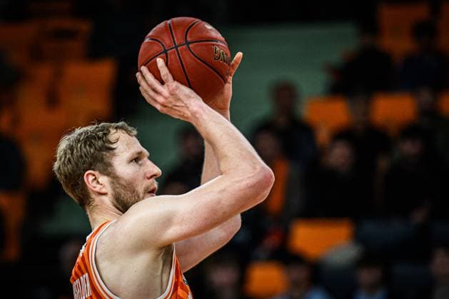 Christian Sengfelder (ratiopharm ulm) in Aktion, am Ball, Einzelaktion waehrend des EuroCup spiels zwischen ratiopharm ulm v Cosea JL Bourg-en-Bresse in der ratiopharm Arena am 11. November 2025 in Neu-Ulm, Deutschland. (Foto von Harry Langer DeFodi Images) +++ Christian Sengfelder (ratiopharm ulm) controls the Ball during the EuroCup match between ratiopharm ulm v Cosea JL Bourg-en-Bresse at ratiopharm Arena on November 11, 2025 in Neu-Ulm, Germany. (Photo by Harry Langer DeFodi Images) (Photo by Harry Langer DeFodi Images) Christian Sengfelder ratiopharm ulm in action, on the ball, individual action during the EuroCup match between ratiopharm ulm v Cosea JL Bourg en Bresse at ratiopharm Arena on November 11, 2025 in Neu Ulm, Germany Photo by Harry Langer DeFodi Images Christian Sengfelder ratiopharm ulm controls the Ball during the EuroCup match between ratiopharm ulm v Cosea JL Bourg en Bresse at ratiopharm Arena on November 11, 2025 in Neu Ulm, Germany Photo by Harry Langer DeFodi Images Photo by Harry Langer DeFodi Images